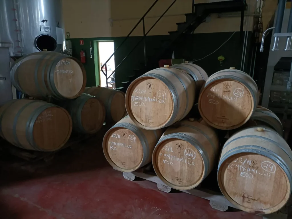 Fundadores de la tienda de vino presentando su historia
