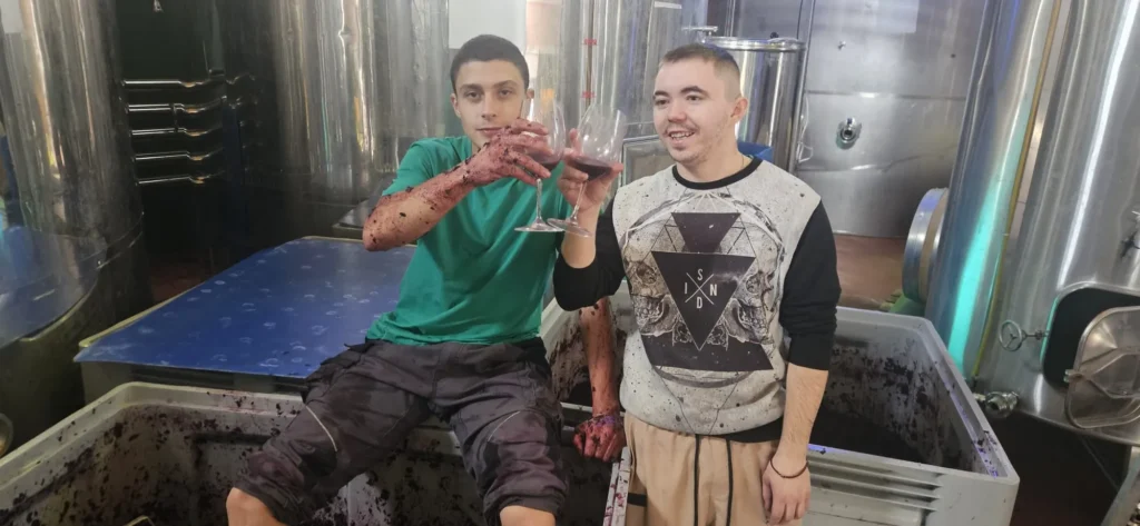Detalle del embotellado de vino artesanal